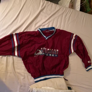 Vind jacka  - Vind jacka med hockey tryck     Ps säljer ut massa plagg billigt, köper du 5 st eller fler får du 15% på allt 