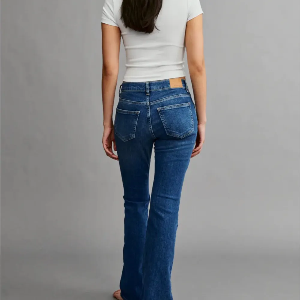 Intressekoll på mina knappt använda jeans från gina tricot! Funderar på att sälja då de är lite för stora🥰. Jeans & Byxor.