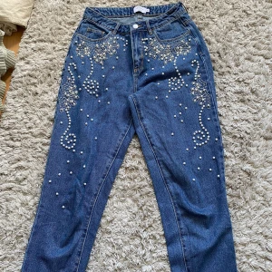 Jeans - Jeans med fint pärl mönster på🫶 Från NAKD. Bra skick👍70 kr + 91 kr frakt