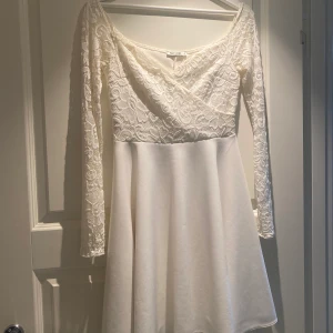 Vit klänning  - En vit klänning med spets upptill och som endast är använd 1 gång. Den är i storlek 36 med ett väldigt skönt och stretchigt material. Perfekt för fest, evenemang eller student. Pris kan diskuteras. 