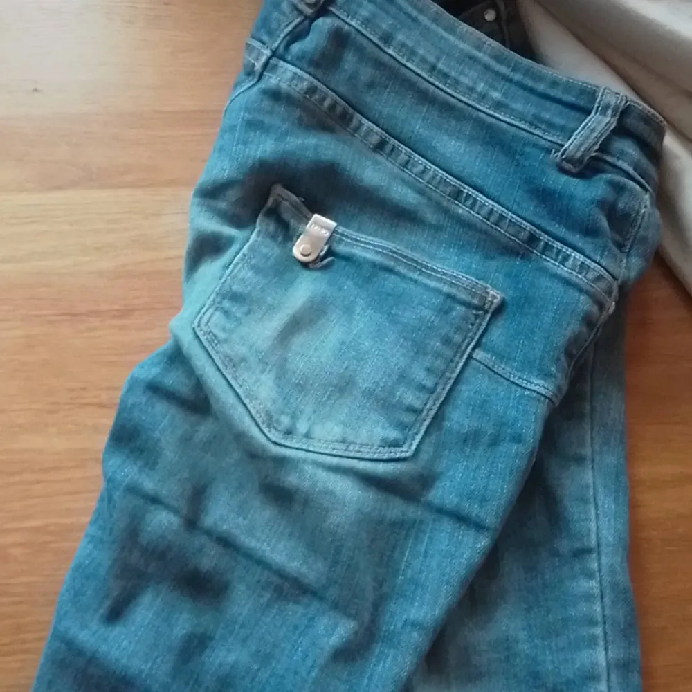 Det här har varit mina favorit lio-jo jeans väldigt länge men tyvär passar dom inte längre så bra. Dom är bootcut jeans och dom är super bekväma och fortfarande i bra skick☺️. Jeans & Byxor.