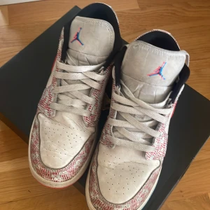 Jordan  - Säljer mina jordans köpa för 1000. Obs står inte för frakten.