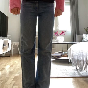 Mid jeans - Ett par mid waist jeans ifrån asos. Ett par mid waist jeans. De är i ett väldigt bra skick och är väldigt fina men kommer inte till användning då de är lite korta på mig som är runt 1,72. Så om du är under 1,70 sitter de nog bra!