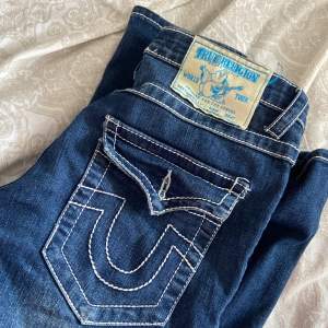 Säljer dessa SKIT snygga true religion jeans,säljs för dem är inte min stil längre vilket är synd men dem är jätte fina verkligen,har en liten defekt man inte tänker på och det är att en knapp saknas men det går att fixa❤️