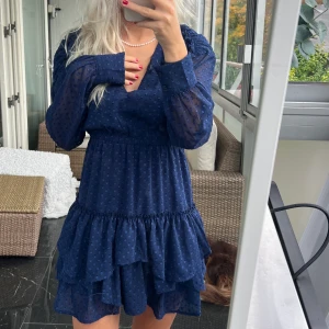 Mörkblå - Oanvänd blå klänning i storlek XS, men passar även S