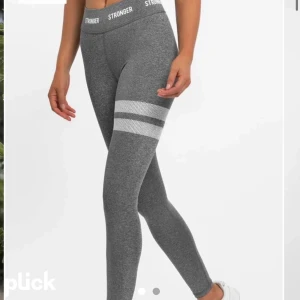 Tträningstights - Säljer dessa super fina träningstights då dom inte längre används❤️lite av märket har åkt bort, men det är mellan benen så det syns inte så mkt, kan skicka bilder privat såklart om nån vill se hur de ser ut❤️nypriset var ca 600kr men säljer för 120+frakt