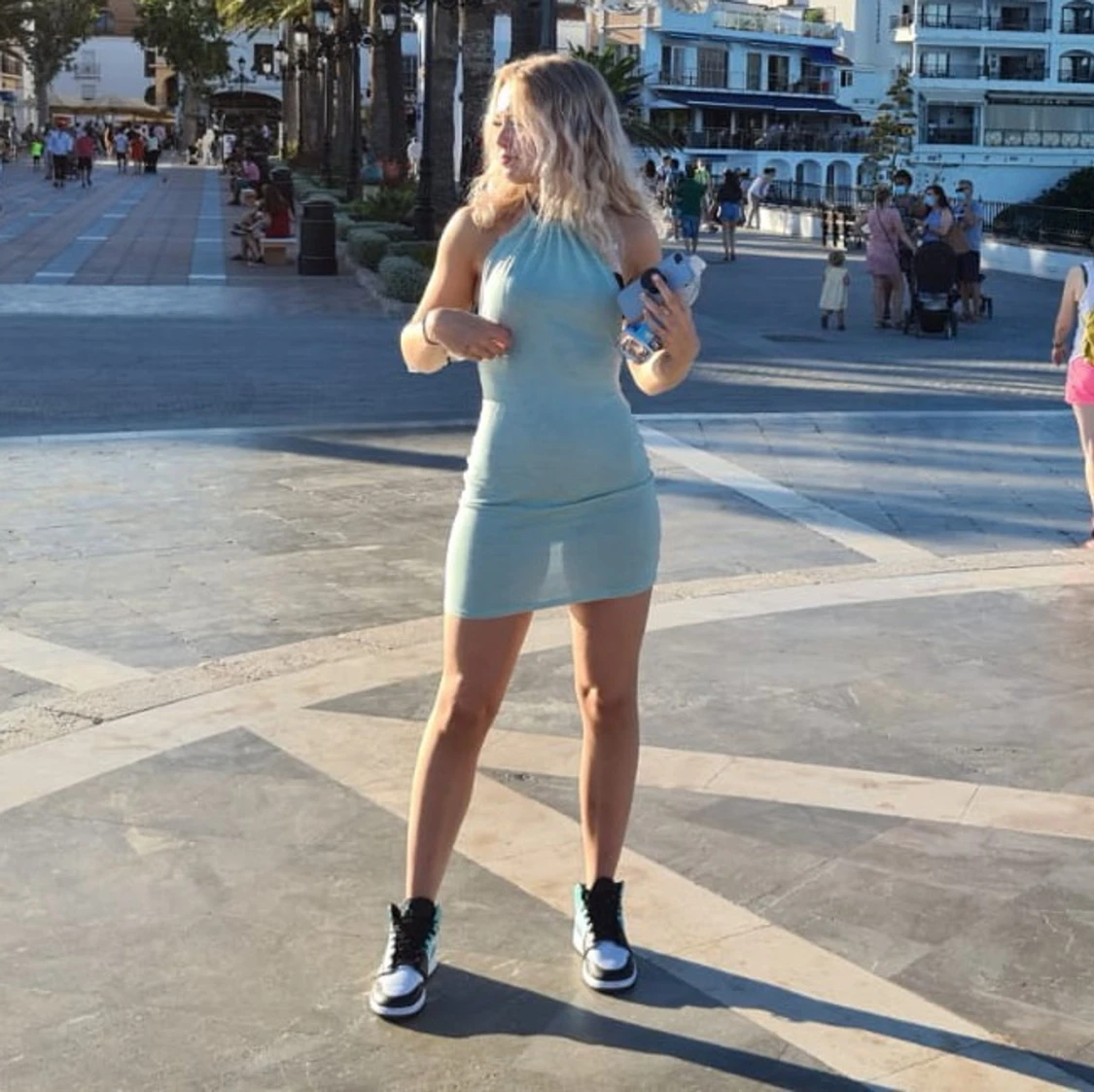 Halterneck klänning med öppen rygg - 90