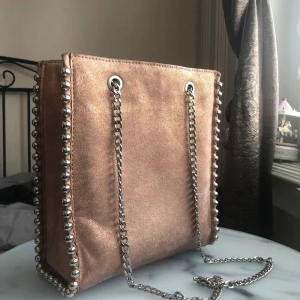 Zara väska - (Lånad bild) Säljer denna väskan från Zara!💘💘 Den är i fint skicka med väldigt lite tecken på användning❤️‍🔥