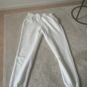 Vita mjukisbyxor i strl M - Säljer mina vita mjukisbyxor i strl M, passar även som en S