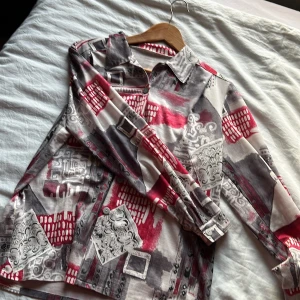 Skjorta med tryck - Gullig skjorta med tryck i jättehärligt material! Säljer då den inte är min stil. Pris kan diskuteras då allt ska bort <3