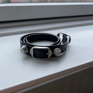Balenciaga armband - !!INTRESSEKOLL!! på mitt sjukt snygga och självklart äkta balenciaga armband. Inget annat ingår. Serienummer finns (de som står innuti armbandet). 