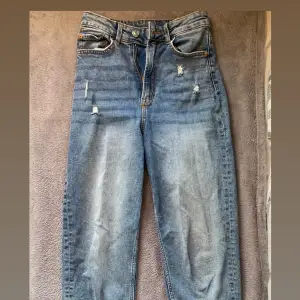 Jeans från HM i Straight Leg. Lite hål längst upp och ljusare färg på låren. Storlek 34, använda fåtal gånger. 120kr + frakt (cirka 50kr)