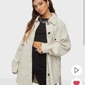 Beige kappa från Nelly - Beige kappa från Nelly i strl 36 Aldrig använd!  Säljs pga att den är för stor. Kan bytas mot en likadan i strl 34! Nypris 700kr 