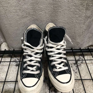 Converse storlek 35 - Säljer mina Converse då dom är alldeles för små. Köpte dom i somras för 900kr säljer dom för 500kr då jag knappt använda dom.  Köparen står för frakten