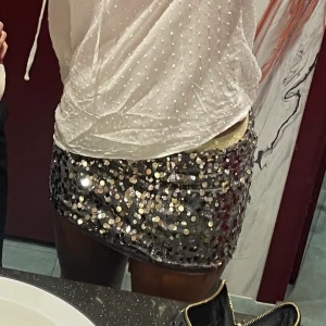 paljett kjol - Extremt dåliga bilder, bara att be om nya. Kort paljettkjol i guld❤️