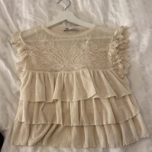 Blus - Säljer nu denna blus från zara som endast ör använd 1 gång! Storlek S
