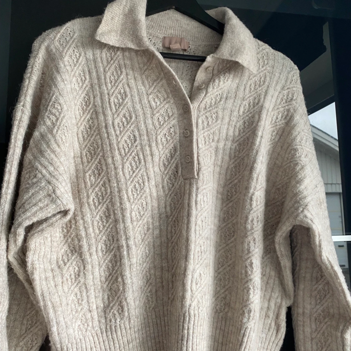 Beige stickad tröja - 91