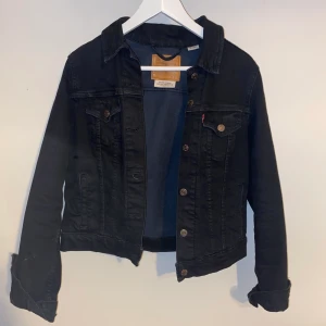 Levi’s jeansjacka  - Jeansjacka från Levi’s! Perfekt till våren/sommaren!! Endast använd några få ggr!! (Liten i storleken)  Ursprungspris: 800 kr