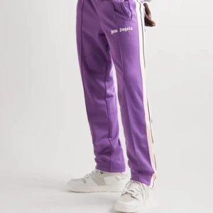 Palm Angels byxor - Lila Palm Angels byxor i toppen skick, storlek XL. Säljs pga att dom inte används längre. Skriv för fler bilder. Köparen står för frakten 60kr. ⭐️