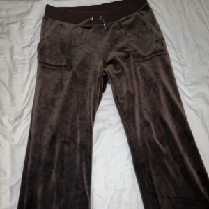 Juicy couture dress - Överdel M  Underdel L  Har tappat en metalldel på snöret på tröjan och en på byxan. Annars i nyskick. 