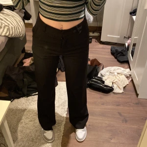 Kostymbyxor - Svarta midwaist kostymbyxor från Madlady som sitter så bra, jag är 170cm lång och har alltid stl 36 på mig💕