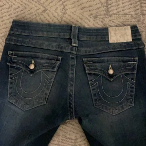 True religion jeans - Säljer mina true religion byxor då dom inte kommer till användning, sista bilden är lånad från förra ägaren! Midjemått 77cm, Innerbenslängd 82cm 💕Knappt använda och kvaliten e som ny därav priset