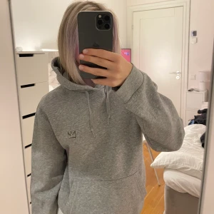 Hov1 hoodie - Säljer min hov1 hoodie, kan även byta mot en annan design av hov1 hoodie. Storlek S🤍🤍