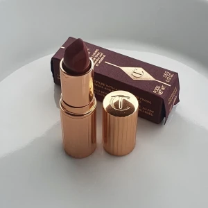Charlotte Tilbury Matte Revolution Lipstick M.I. Kiss - Testad 2gr, inte min färg.  Fraktsumman blir 15kr (frakt m frimärke) vid direkt swish till mig, välj ej Köp Nu isåfall. Samfraktar för minsta möjliga frakt kostnad för dig. Kontakta mig angående detta