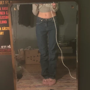 Mango denim jeans strl 34 - Superfina mörkblåa jeans från mango, strl 34. Använda några gånger men ser helt nya ut!! Jag är 168cm 🥀 Nypris 599kr