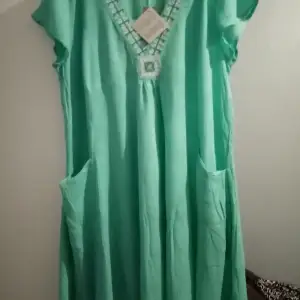 Grön fina klänning. Storlek 38/40. Den är hel ny klänning