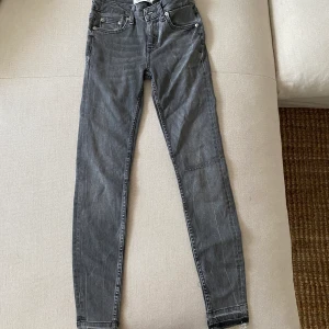 Zara jeans. - Aldrig använda zara jeans i grå färg. 