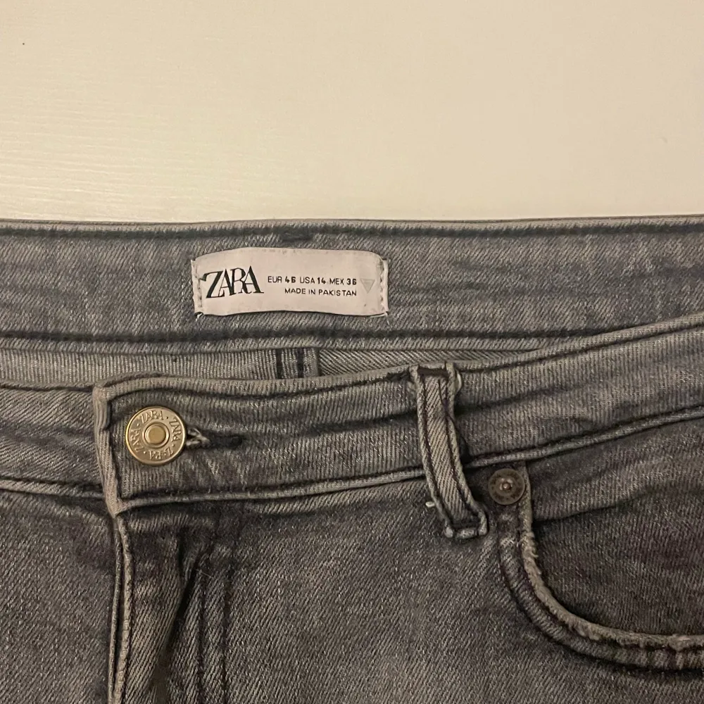 Ett väldigt fint skick zara jeans. De är strechiga och sköna. säljer dem för att de är för stora för mig nu. Köptes för ett halft år sedan men är fortfarande i bra form. Pris kan diskuteras vid smidigt köp. står ej för frakten.. Jeans & Byxor.