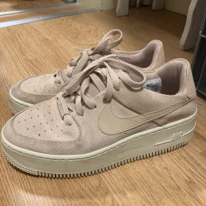Skor - Super fina ljus ljus rosa Nike air force i mocka material storlek 37