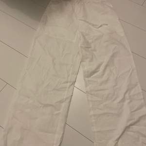 Ett par vita linne byxor från shein. De är väldigt bekväma och fina men har aldrig haft möjligheten att ha på mig dom. Står en för frakten.