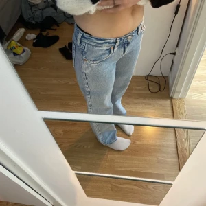 Arrow low strl 25/30 - Fina arrow low jeans från Weekday i storlek w 25, L 30. Jag har köpt dem här på plick och har inte kunnat använda dem pga att de är för små. De är fortfarande i bra skick💕köparen står för frakt.