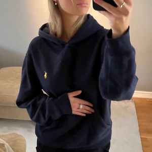 Marinblå hoodie -ralp lauren - Bra skick! Inga defekter. Storlek xs/s