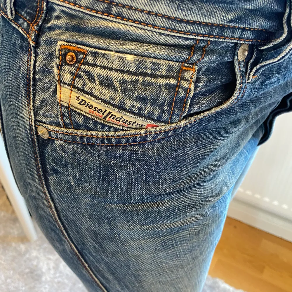 Säljer mina diesel jeans för använder dom inte så mycket, bra kvalitet och inget som är slitet eller trasigt🙌 skriv om du har frågor eller vill se mer bilder . Jeans & Byxor.