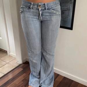 Lågmidjade jeans som jag säljer eftersom de är för små!❤️ bra skick, mammas gamla! Hålen på baksidan är jeansens modell! Passar på någon som har S/M och som är 160-170💗köparen står för frakt! 