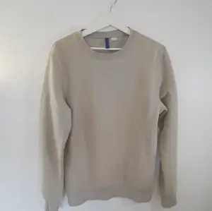 Fin beige ”divided basic” h&m sweater  Skriv gärna om du vill flera bilder!