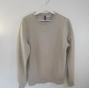 H&M sweatshirt size M - Fin beige ”divided basic” h&m sweater  Skriv gärna om du vill flera bilder!