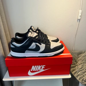 Nike Dunk Low Georgetown - Ett par Dunks. Säljer dom har blivit för små och gillade dom inte. Dom är använda en gång och är som nya. Köpta på sneakerhylan i Stockholm.