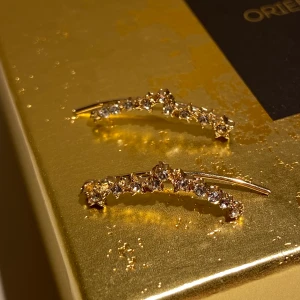 Örhängen för brosk-piercing - Supersöta guldiga örhängen med små kristaller i. Ungefär 2 cm och är till för piercing i brosket, de går alltså längs med örats kant vilket enligt mig är väldigt snyggt. Köpta för 175 kr. Återkom för frakt, priset här stämmer inte. Tar endast swish ☺️