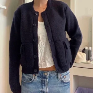 Kofta från Carin Wester - Säljer denna snygga marinblåa kofta från Carin Wester. Passar så bra nu till hösten och Vintern💕Hör av er vid frågor