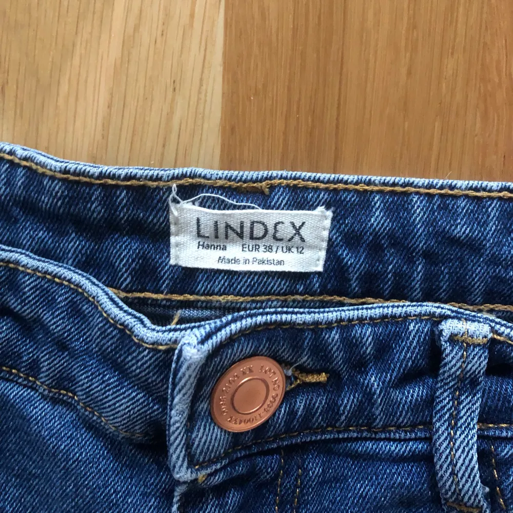 Hanna jeans från Lindex. Knappt använda. Är kortare modell i benen och högmidjade. Säljer för de inte passar mig. Sök upp modellen på Lindex hemsida för bättre bild. . Jeans & Byxor.