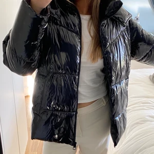 Jacka - Gosig vinterjacka som går att göra om till en väst🤌🏽 den är svart men kan se lite blå ut i solljus. Skriv för bilder🫶🏽