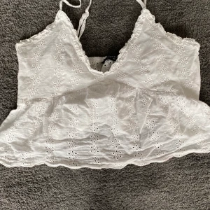 Linne - Gulligt linne med blomdetaljer på