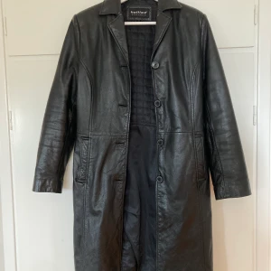 Skinnjacka  - Säljer min fina skinnkappa från Hollies då den är lite för liten för mig. Flera år på nacken men i väldigt bra skick! Köparen står för frakten 🌸