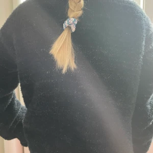 Jättefin tröja  - Säljer min jättefina glittriga tjocktröja pågrund av att den är för liten. Perfekt nu inför hösten!