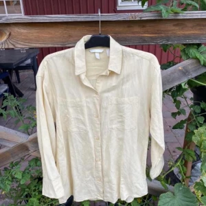 Ljusgul linneskjorta  - Ljusgul linneskjorta  Oversize  Aldrig använd  Stl Xs/s 