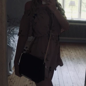 Playsuit - Säljer denna beige/rosa playsuiten då den aldrig kommer till användning. Storlek 36, märke Madlady. 90kr Säljer även väskan😊